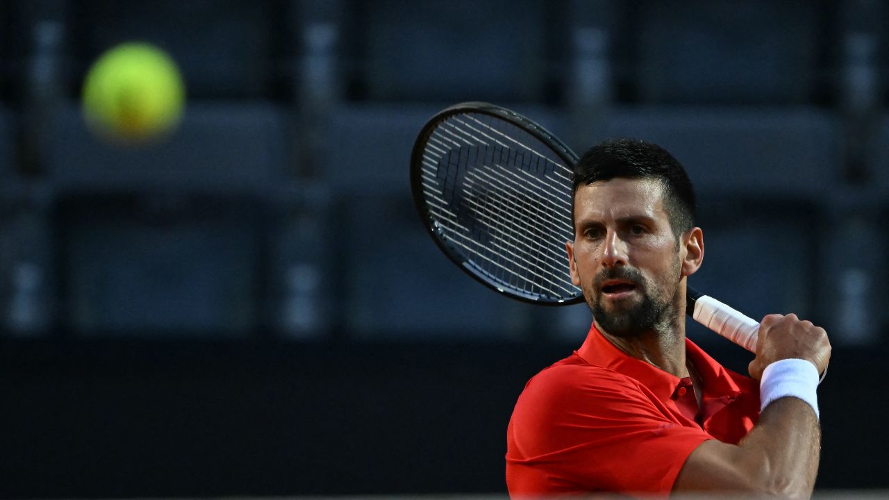 Tenista Novak Djokovic es golpeado con botella tras triunfar en Roma