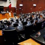 Mujeres dan la espalda a Fernández Noroña durante sesión de la Ley 3 de 3
