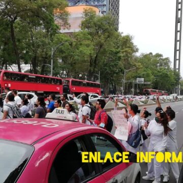Enfermeros y enfermeras bloquean Paseo de la Reforma