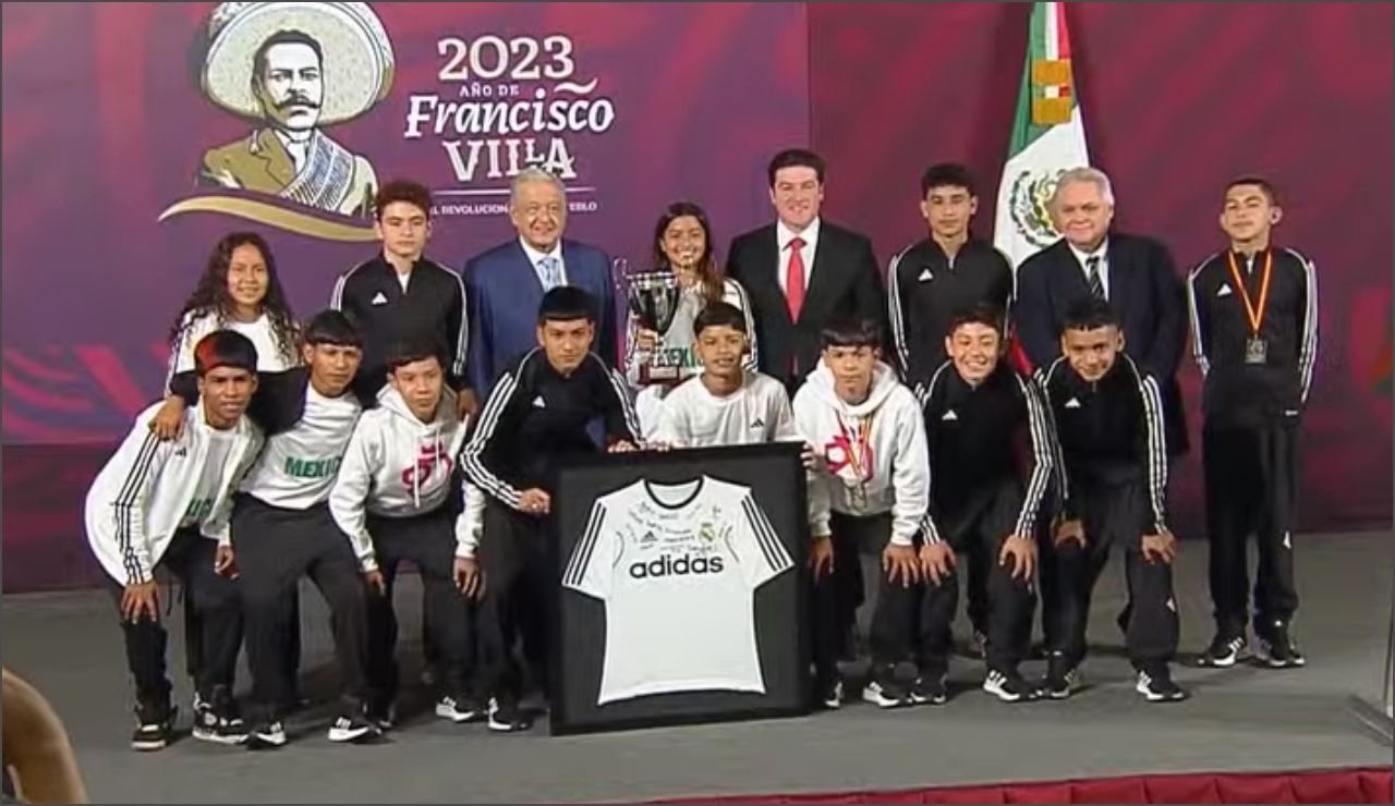 Celebra AMLO triunfo de niños deportistas de NL en España