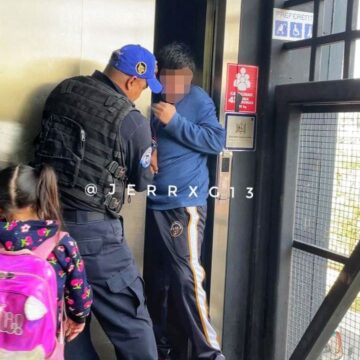 Niños quedan atrapados en elevador del Metrobús