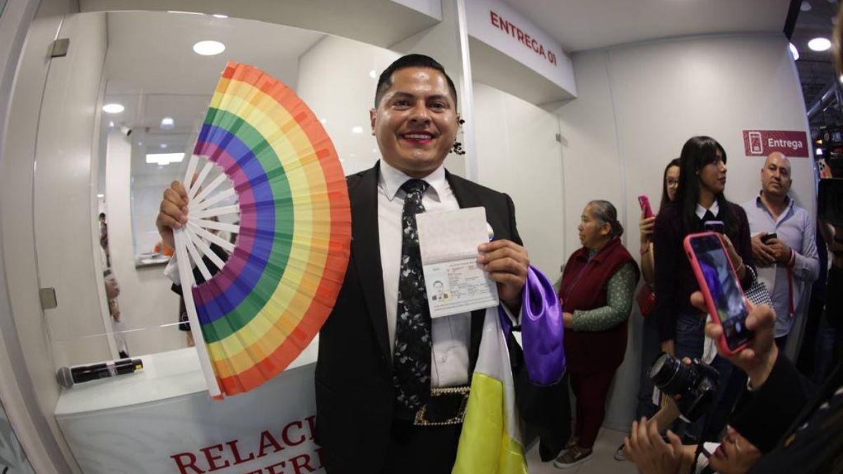México entrega primer pasaporte a persona con género no binario