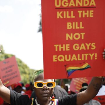 Uganda promulga ley que castiga duramente las relaciones homosexuales