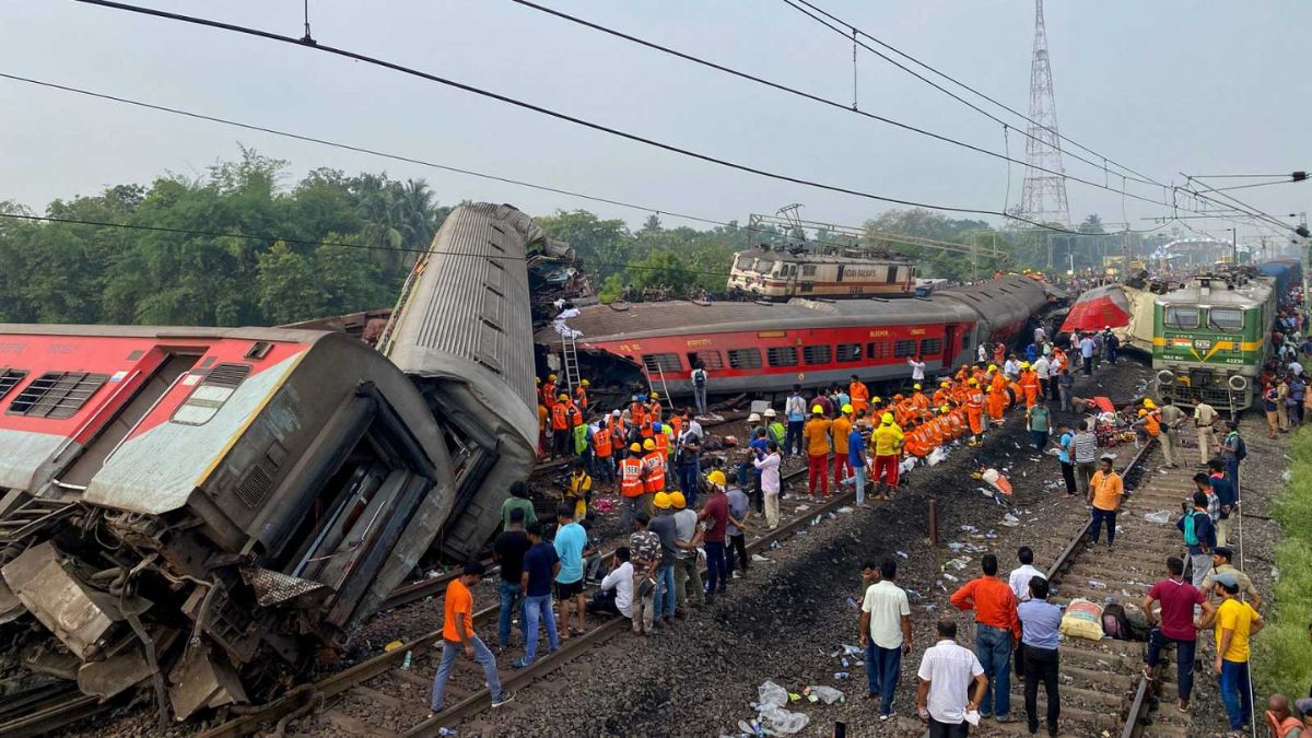 Suman casi 300 muertos tras fatal choque de trenes en India