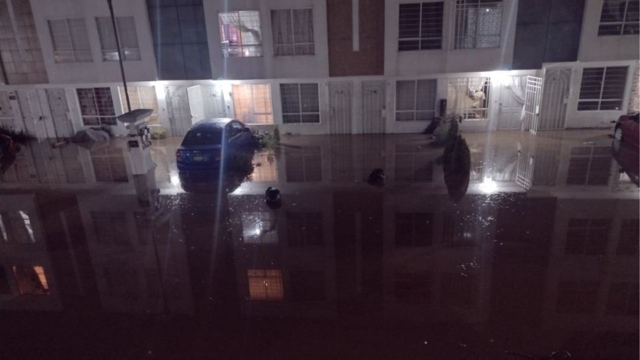 Inundación de aguas negras en Los Héroes Chalco afecta viviendas y vehículos