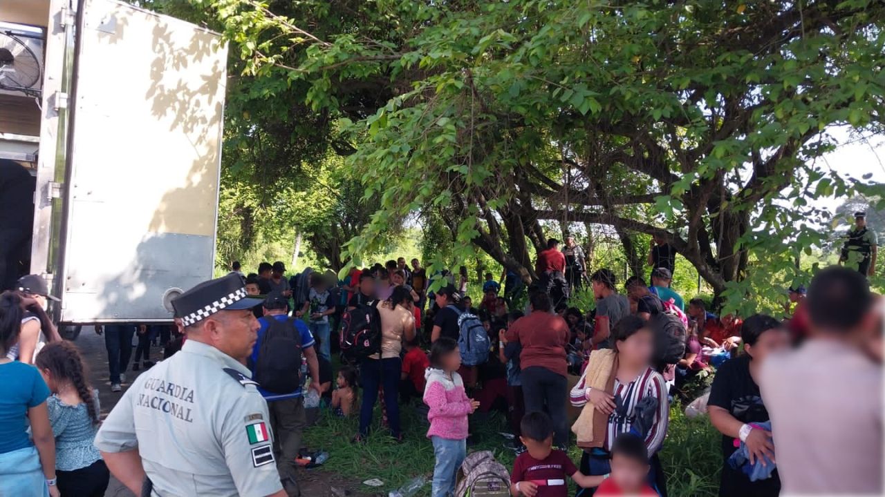 Rescatan a 148 migrantes abandonados en un tráiler en Veracruz