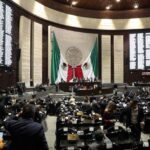 Armando Reyes felicita a alumnos egresados de la escuela del PT en ensenada