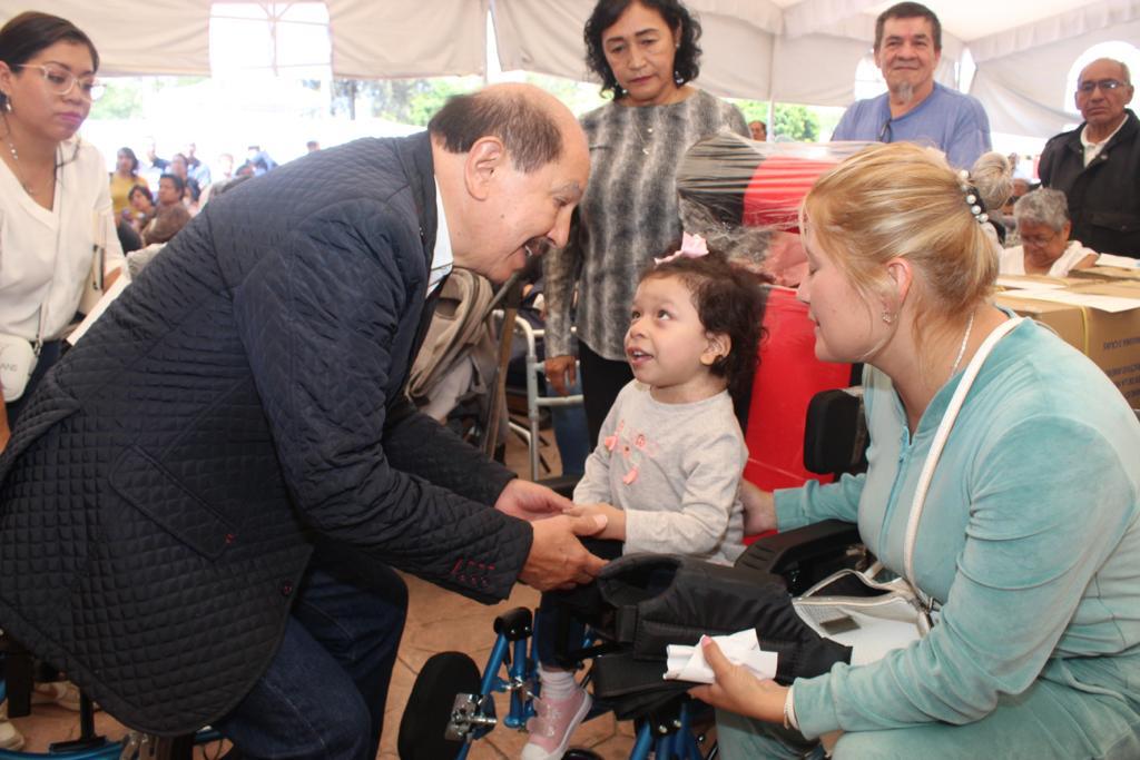 Armando Quintero entrega sillas de ruedas a población vulnerable