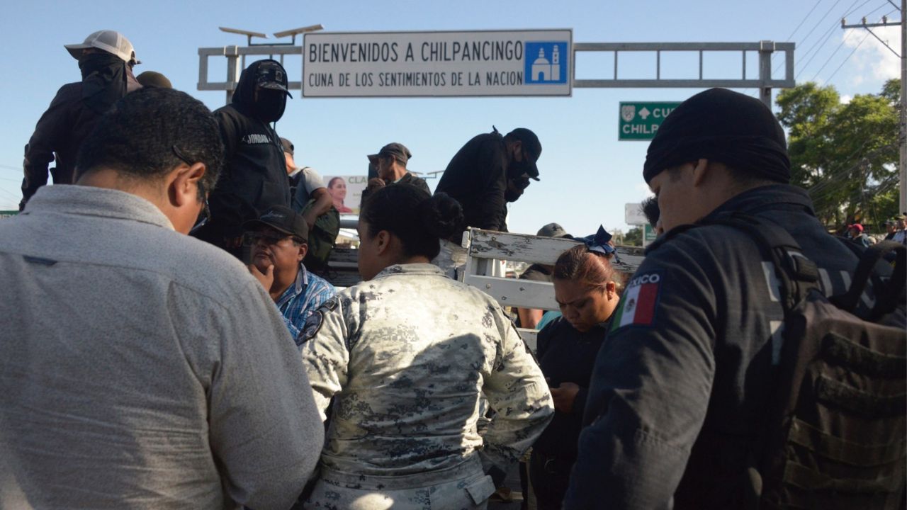 Liberan a 13 funcionarios retenidos durante protestas en Chilpancingo