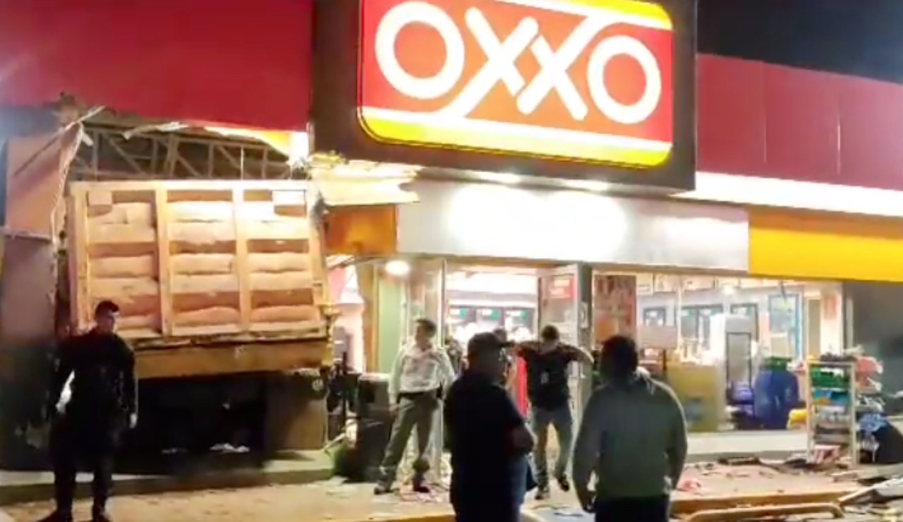Tres personas heridas tras choque de camión contra Oxxo en Veracruz