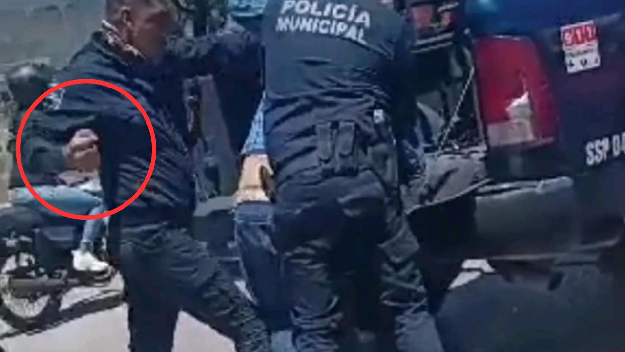Captan a policías golpear a hombre tras su detención, en Hidalgo