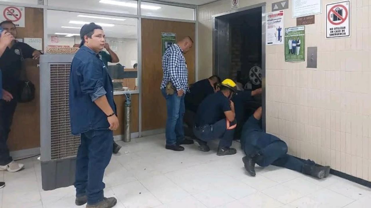 Rescatan a siete personas atrapadas en elevador de IMSS en Coahuila