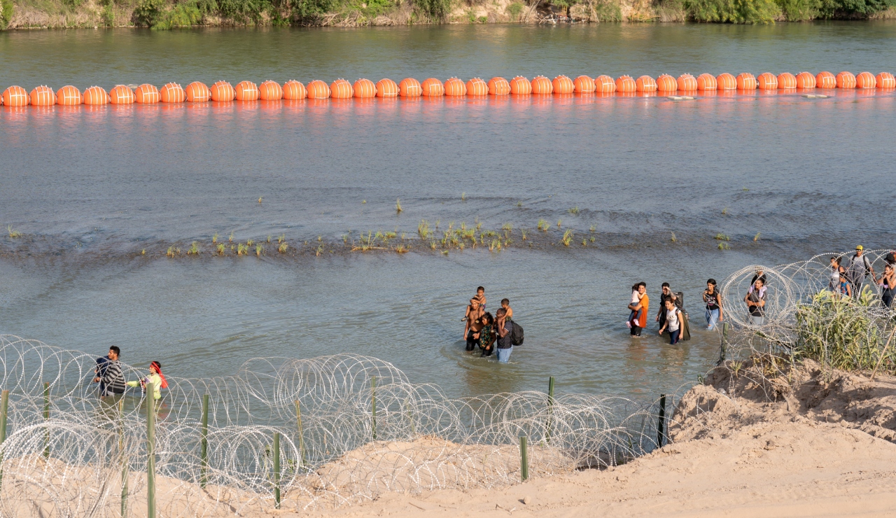Agradece AMLO que tribunal de EUA ordenara retirar boyas en río Bravo