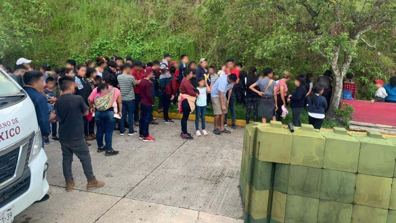 Aseguran a 126 migrantes hacinados en autobús de turismo en Veracruz