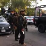 Guardias de Plaza Satélite someten con violencia a perrito