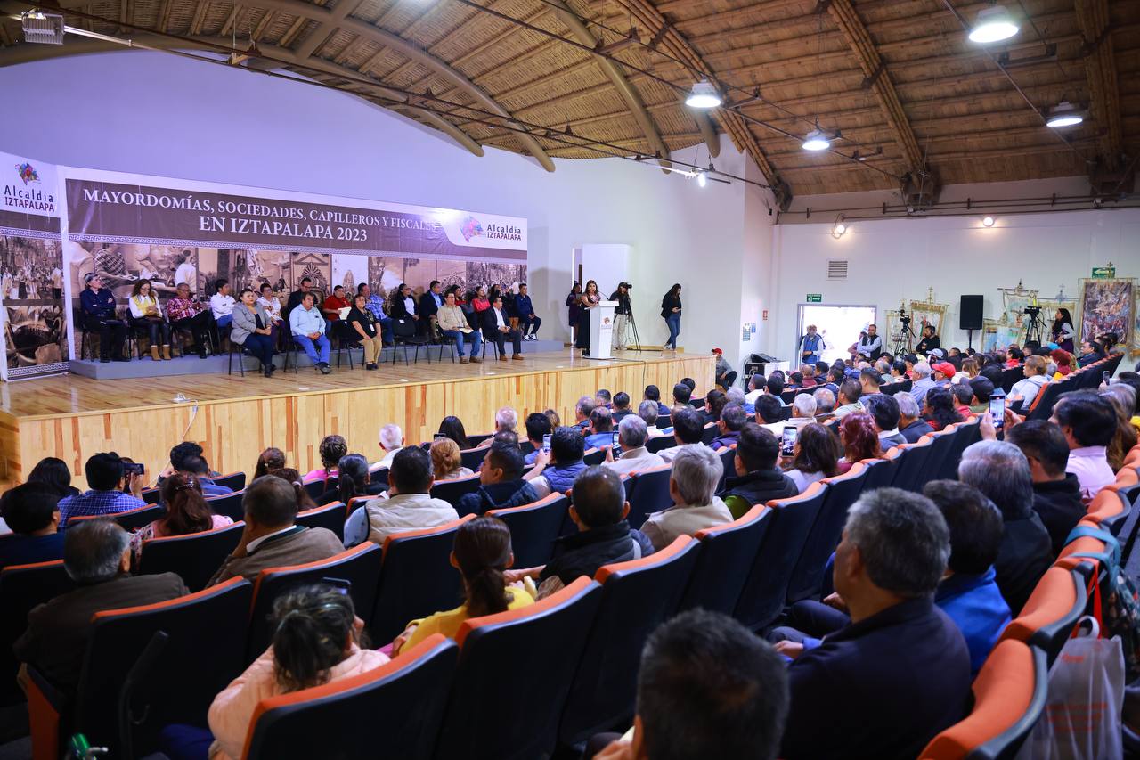 Entrega Clara Brugada apoyos a mayoristas, sociedades, fiscales y capilleros de Iztapala