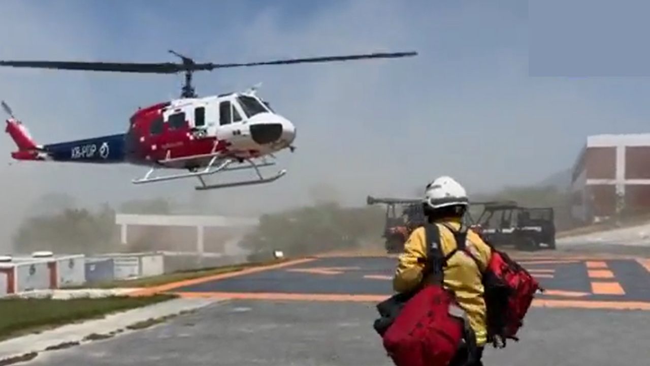 Continúa combate de incendio forestal en Nuevo León
