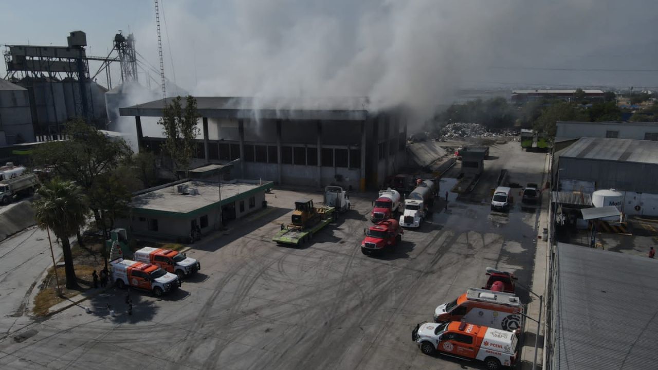 Controlan incendio en planta de reciclaje Simeprode en Guadalupe, NL