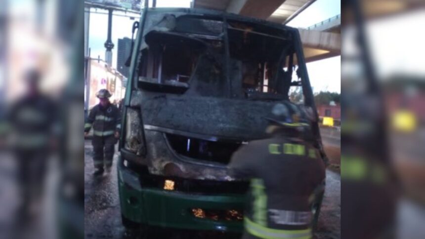 Microbús se incendia sobre Periférico en la Álvaro Obregón, CDMX