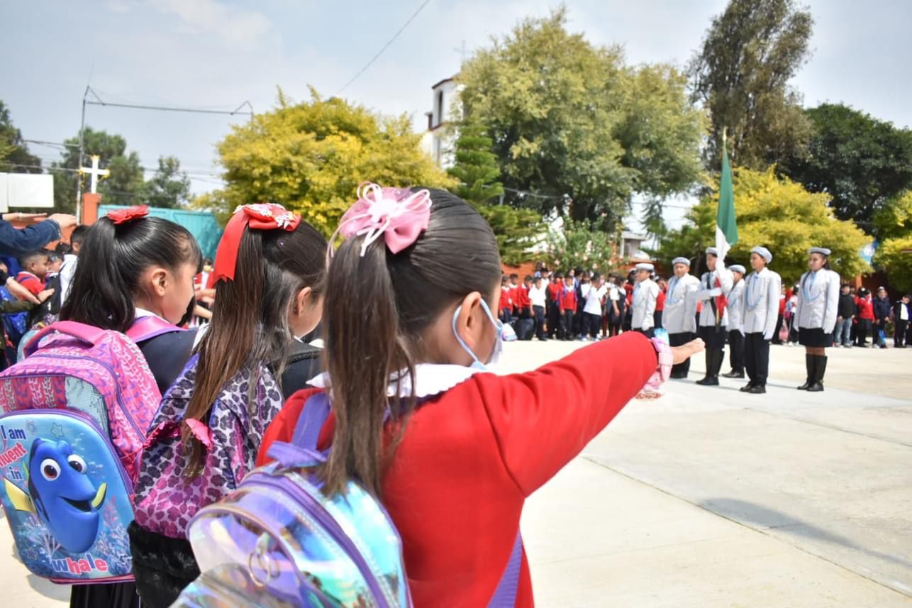 Niños de primaria de Tláhuac inician ciclo escolar reestrenando su escuela
