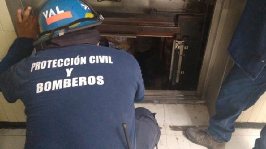 Adultos mayores se quedan atrapados en elevador del ISSSTE en Veracruz