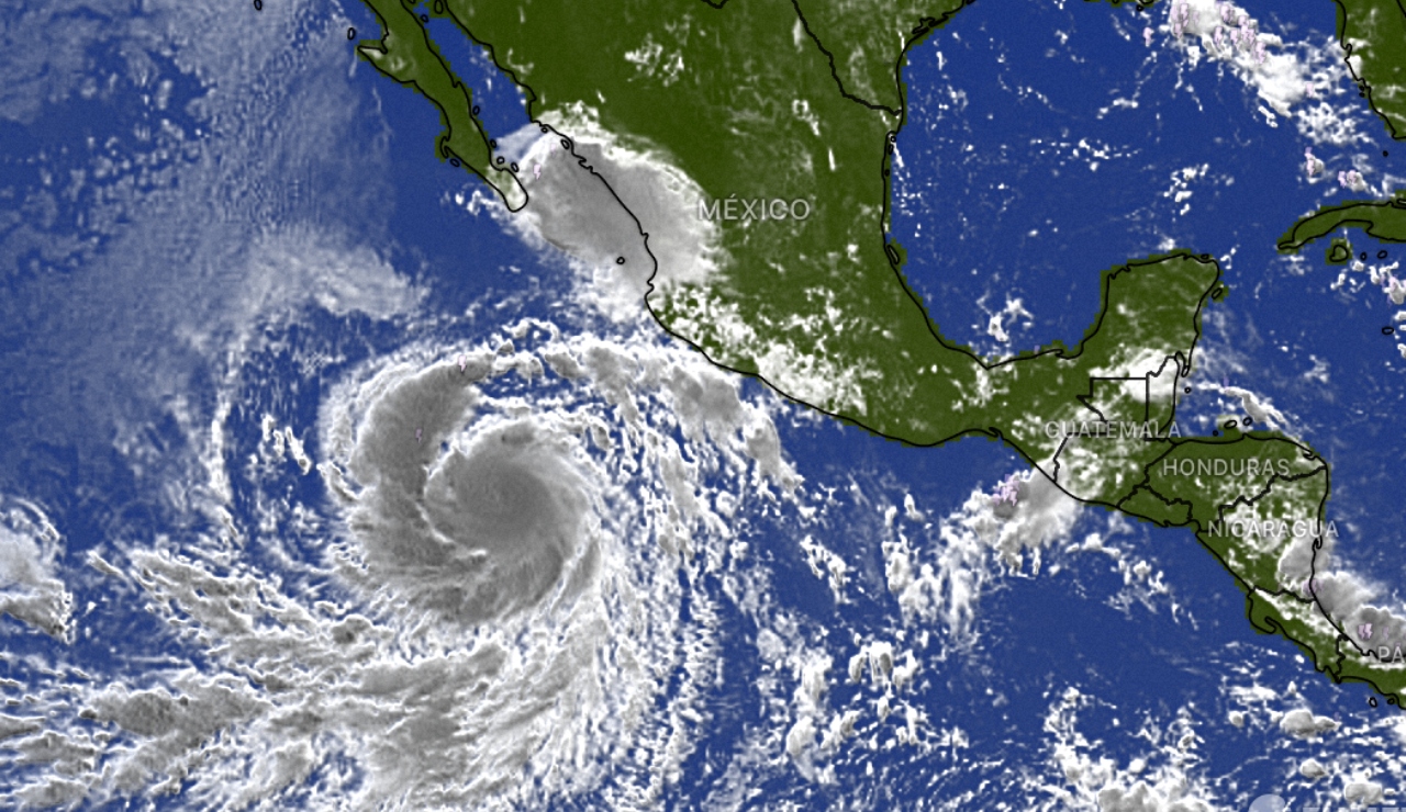 “Jova” se intensifica a huracán categoría 2 frente a costas de Jalisco