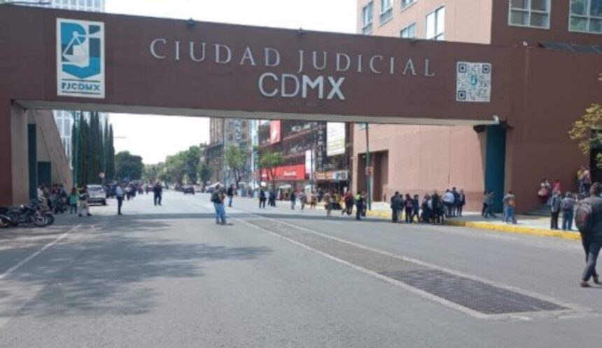 Mantienen protesta empleados del Tribunal Superior de CDMX por aumento salarial