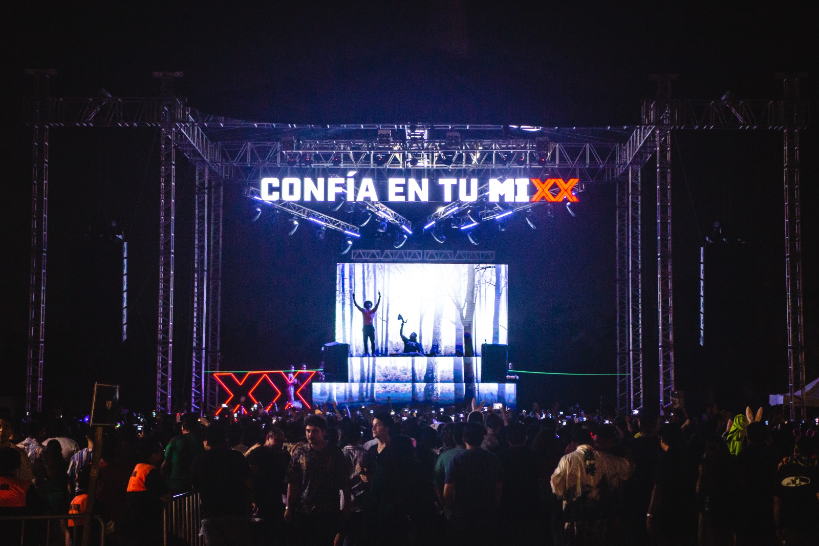 ¡Confía en tu MIXX y prepárate para una experiencia intergaláctica! Dos Equis® te invita a Neon Planet Festival