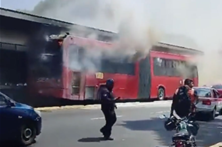 Se incendia unidad del  Metrobus en la estación UPIICSA de la Linea 2