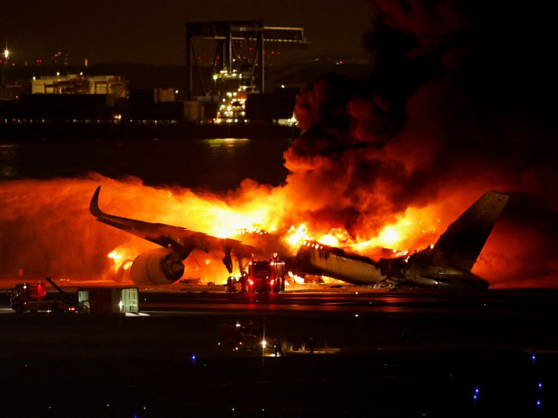 Dos aviones colisionan en aeropuerto de Tokio y deja 5 muertos; así grabaron el choque