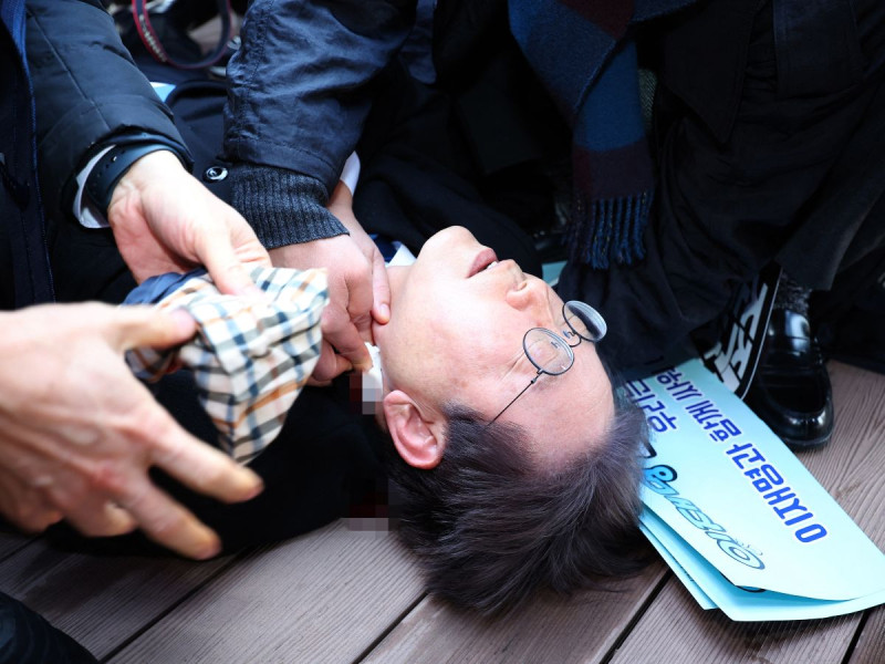Operan al líder opositor en Corea del Sur tras ser apuñalado; está estable de salud