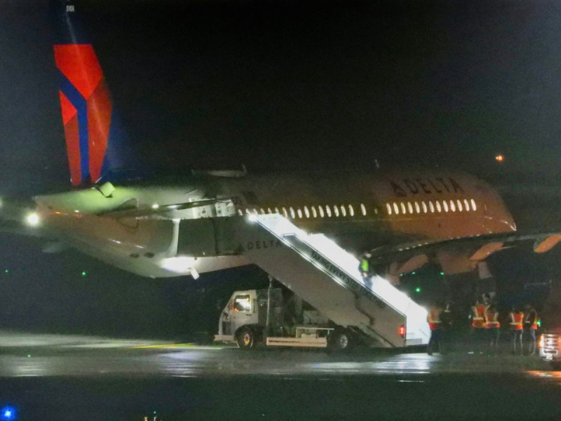 Hombre es hallado muerto dentro del motor de un avión en aeropuerto de EU