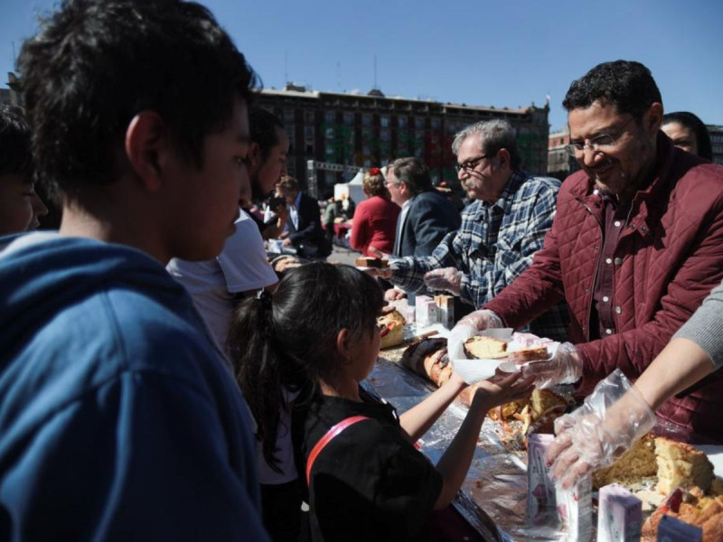 Parten Mega Rosca de Reyes en el Zócalo capitalino