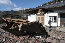 Suman al menos 55 muertos tras terremoto de magnitud 7.5 en Japón