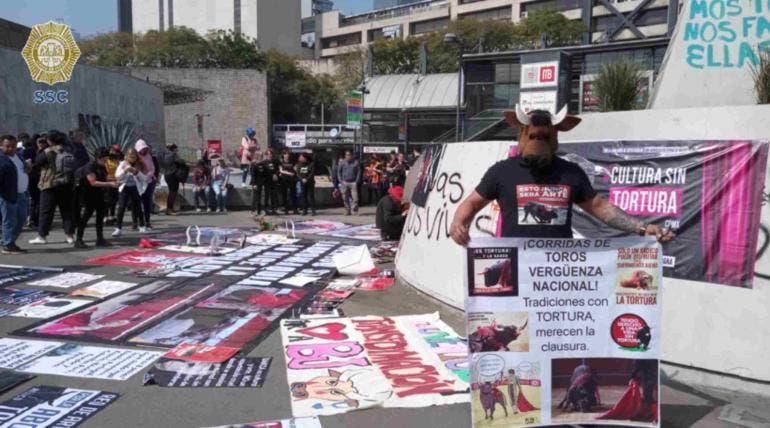 Protestan en Insurgentes contra regreso de corridas de toros en la Plaza México