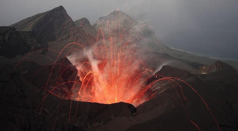 Volcán de la isla Suwanosejima de Japón hace erupción; así grabaron el momento
