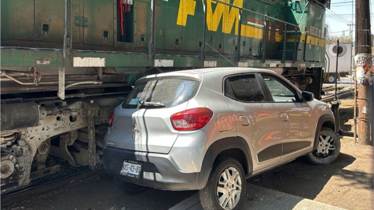 Registran choque entre camioneta y ferrocarril en la Gustavo A. Madero