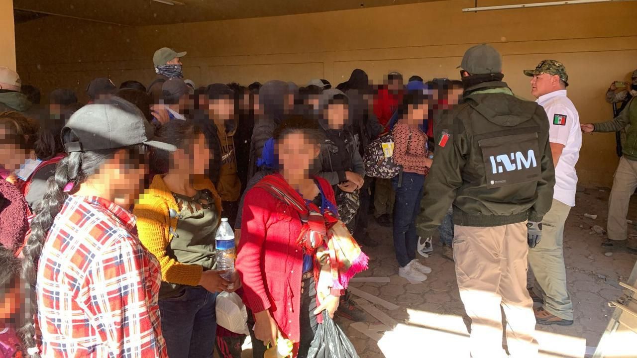 Aseguran a 101 migrantes guatemaltecos abandonados en casa en Sonora