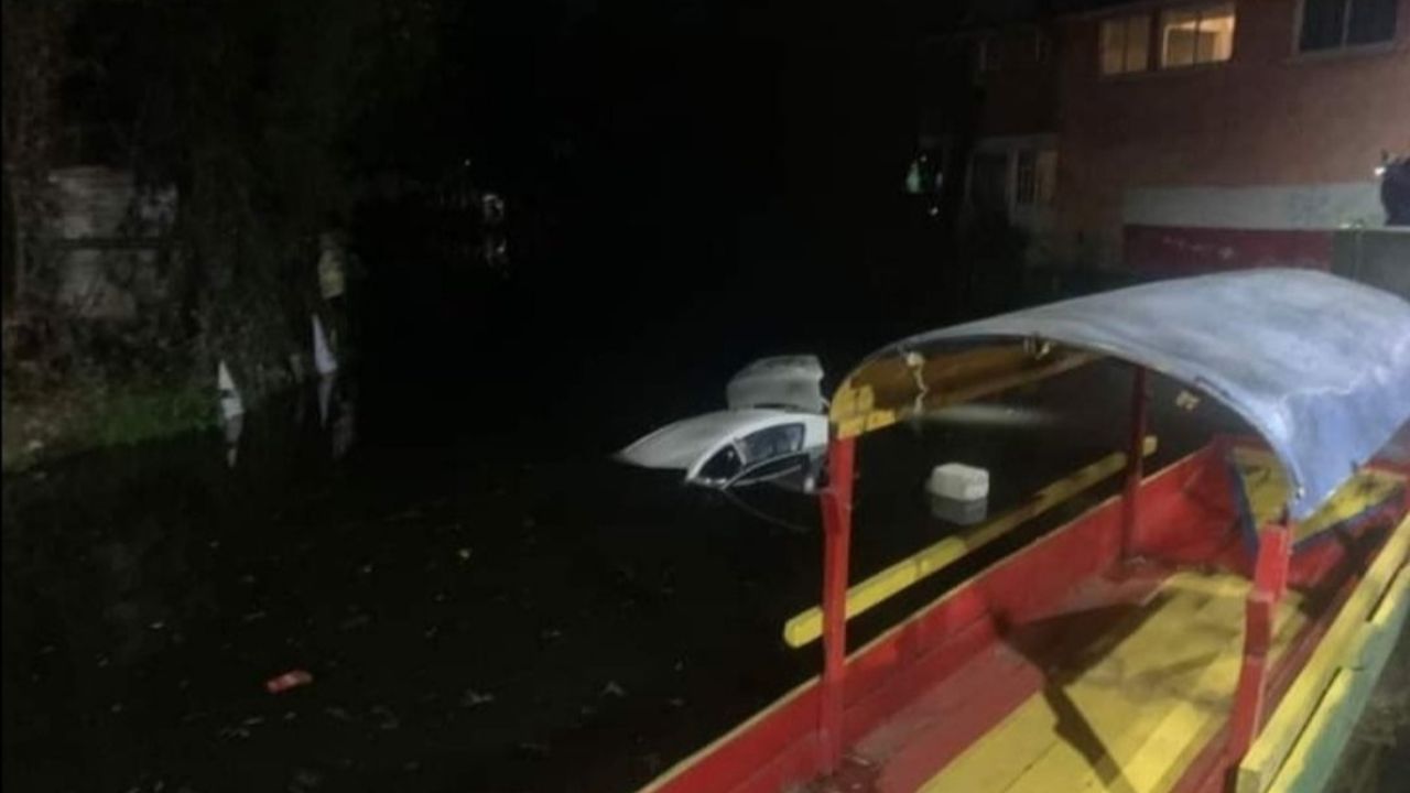Automovilista cae a canal de Caltongo, Xochimilco