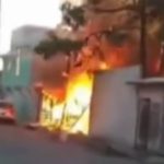 Se incendia auto sobre Periférico Sur; conductor sale ileso