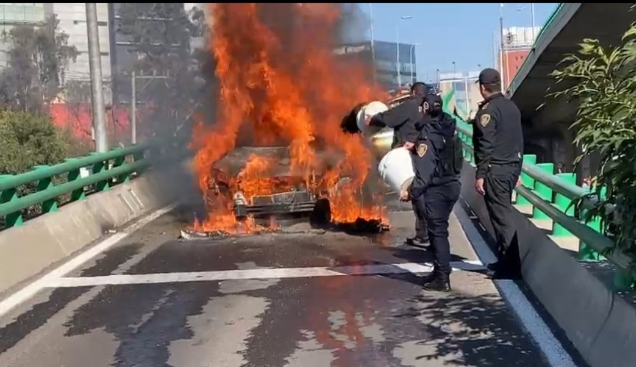 Se incendia auto sobre Periférico Sur; conductor sale ileso