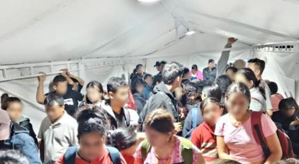 Rescatan a 144 migrantes hacinados en vagones del tren en Coahuila