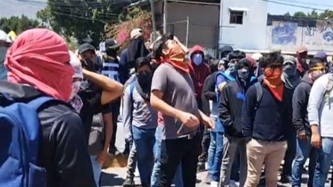 Normalistas protestan frente al Congreso de Guerrero y exigen renuncia de fiscal