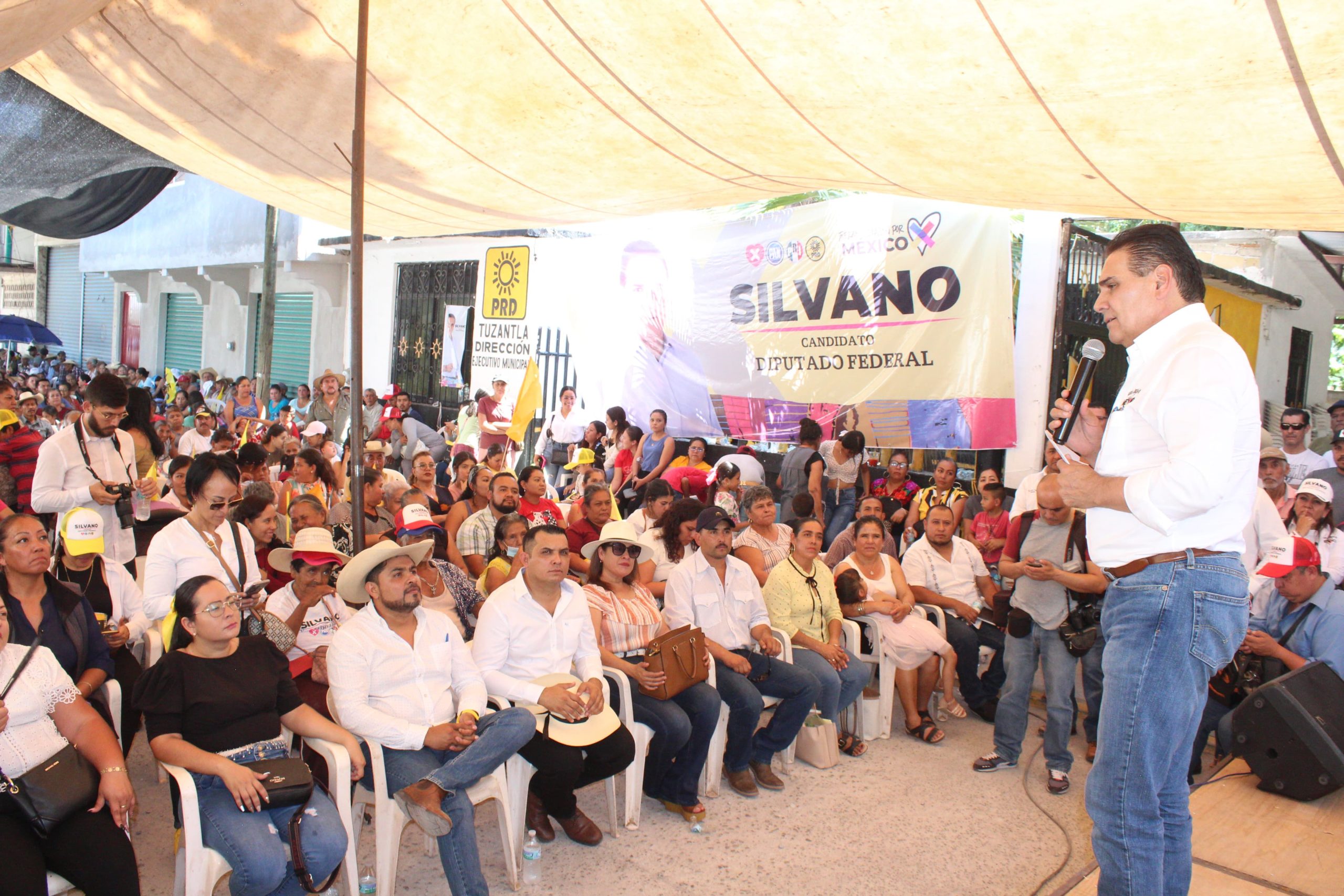 Silvano gestionará apoyos para el crecimiento de Tuzantla como Diputado Federal