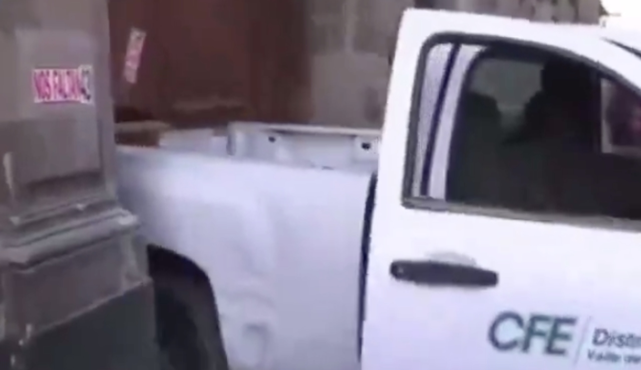 Derribo de puerta de Palacio Nacional, “vulgar acto de provocación”, se queja AMLO