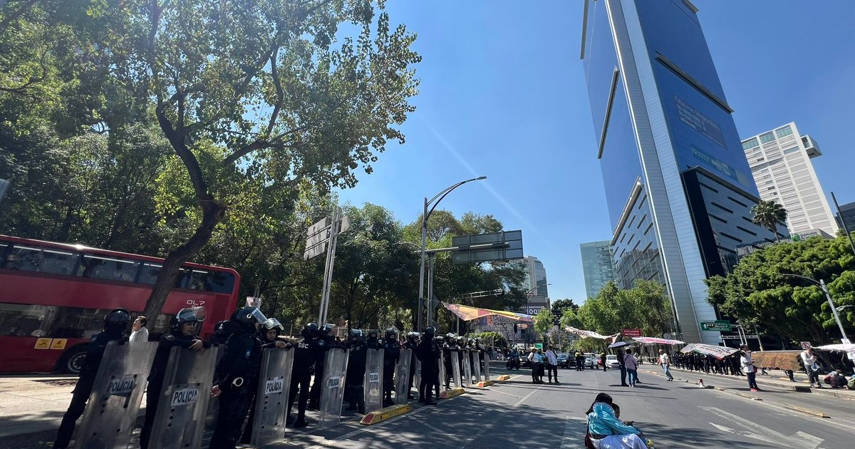 Provoca caos el bloqueo en Insurgentes y Reforma; hay un lesionado