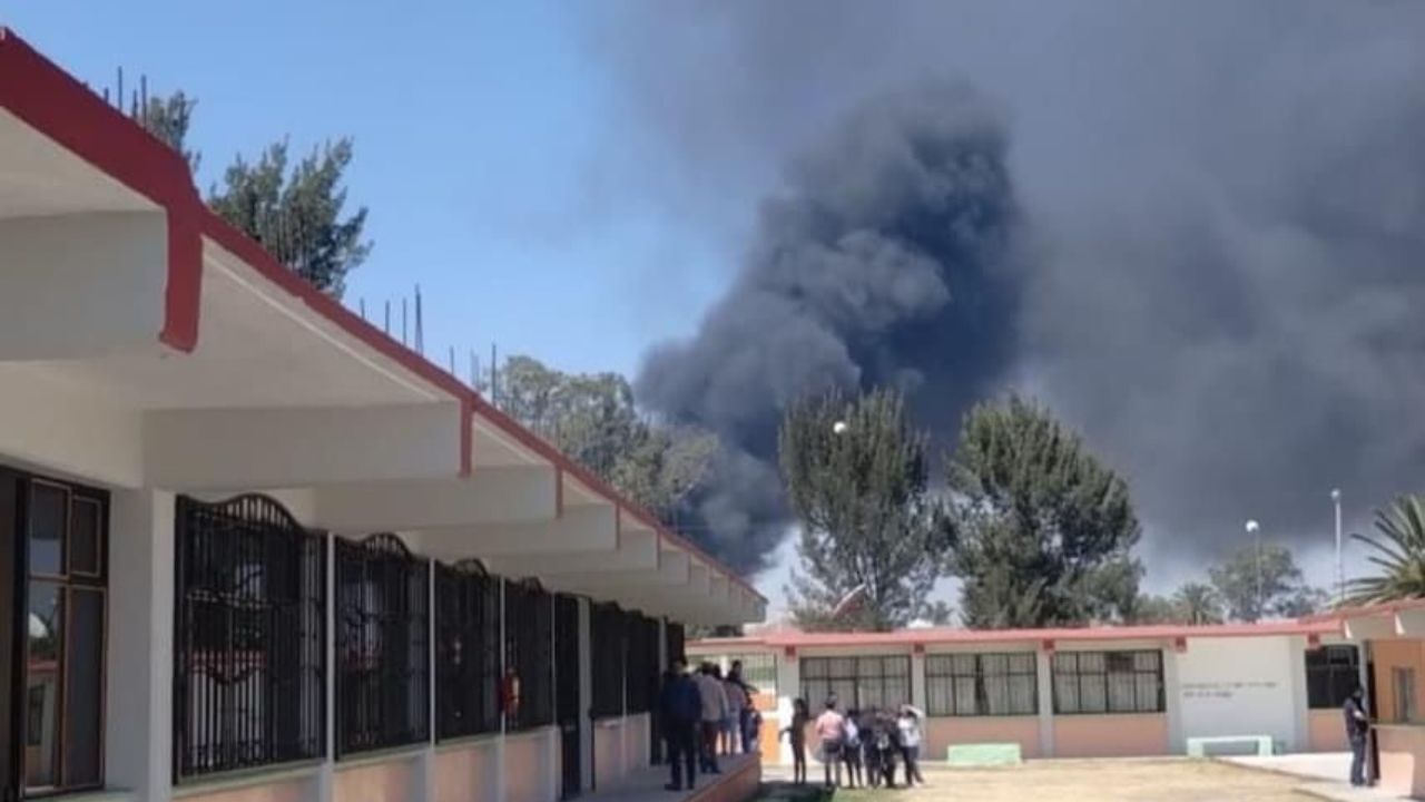 Bomberos atienden fuerte incendio en predio de Teoloyucan