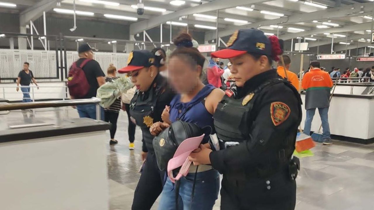Policía evita que usuaria se arroje a vías del Metro en Pantitlán