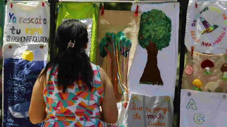 Activistas protestan contra el ‘fast fashion’ en México; jornada de reciclaje