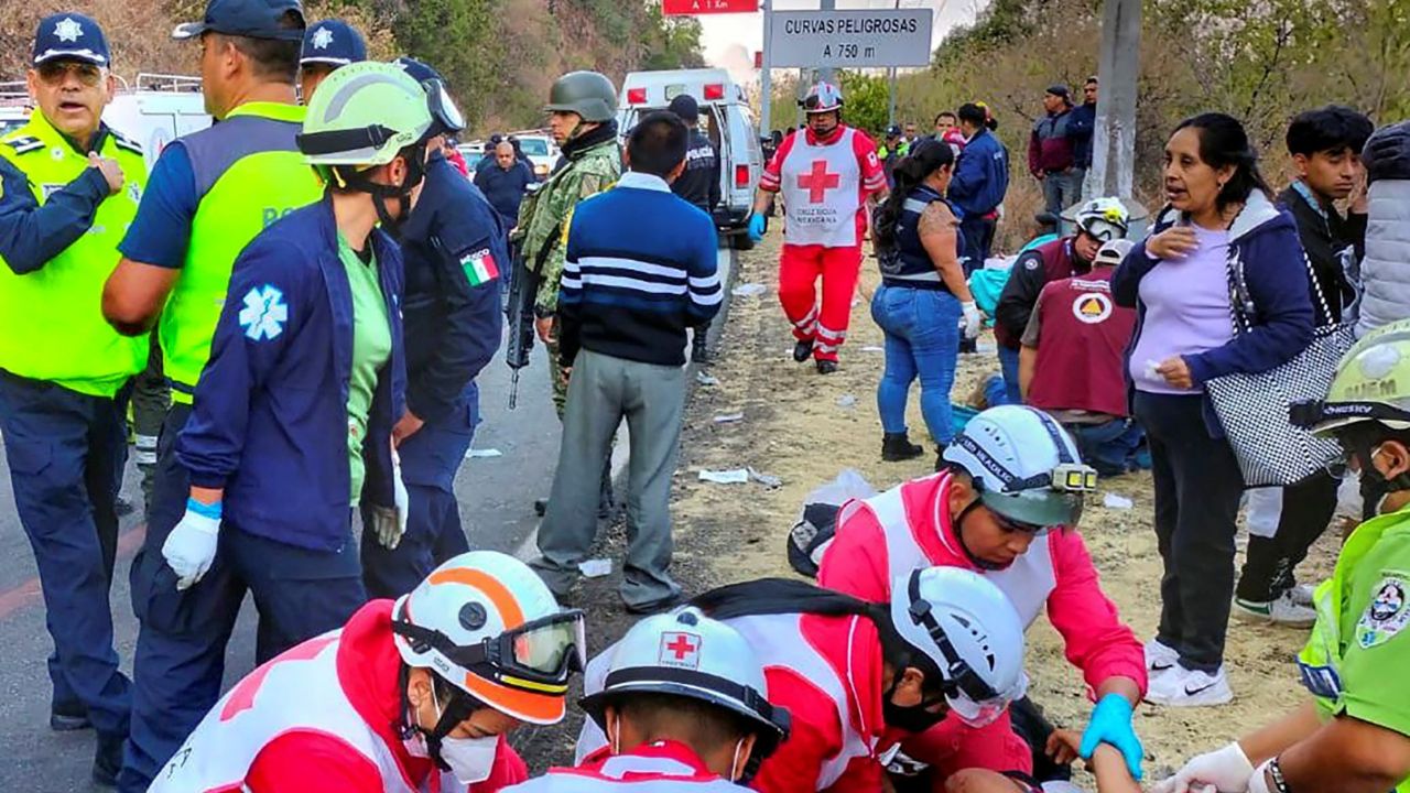 Entregan a familiares los cuerpos de 12 peregrinos tras accidente en Malinalco